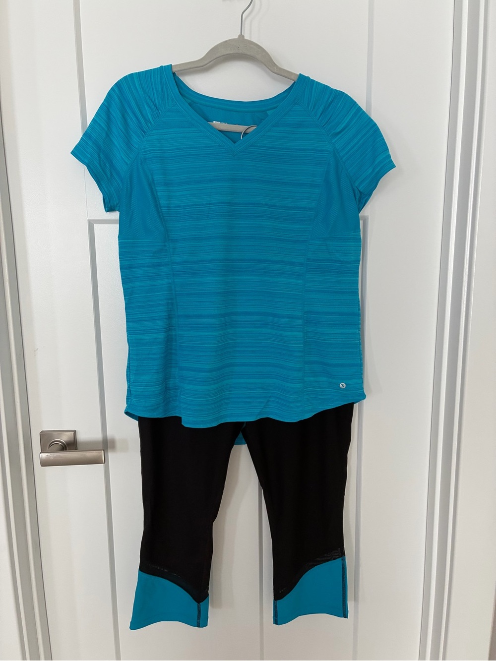 Xersion Woman’s Set Short Sleeve Active Tee Size M and Capri Leggings Size L